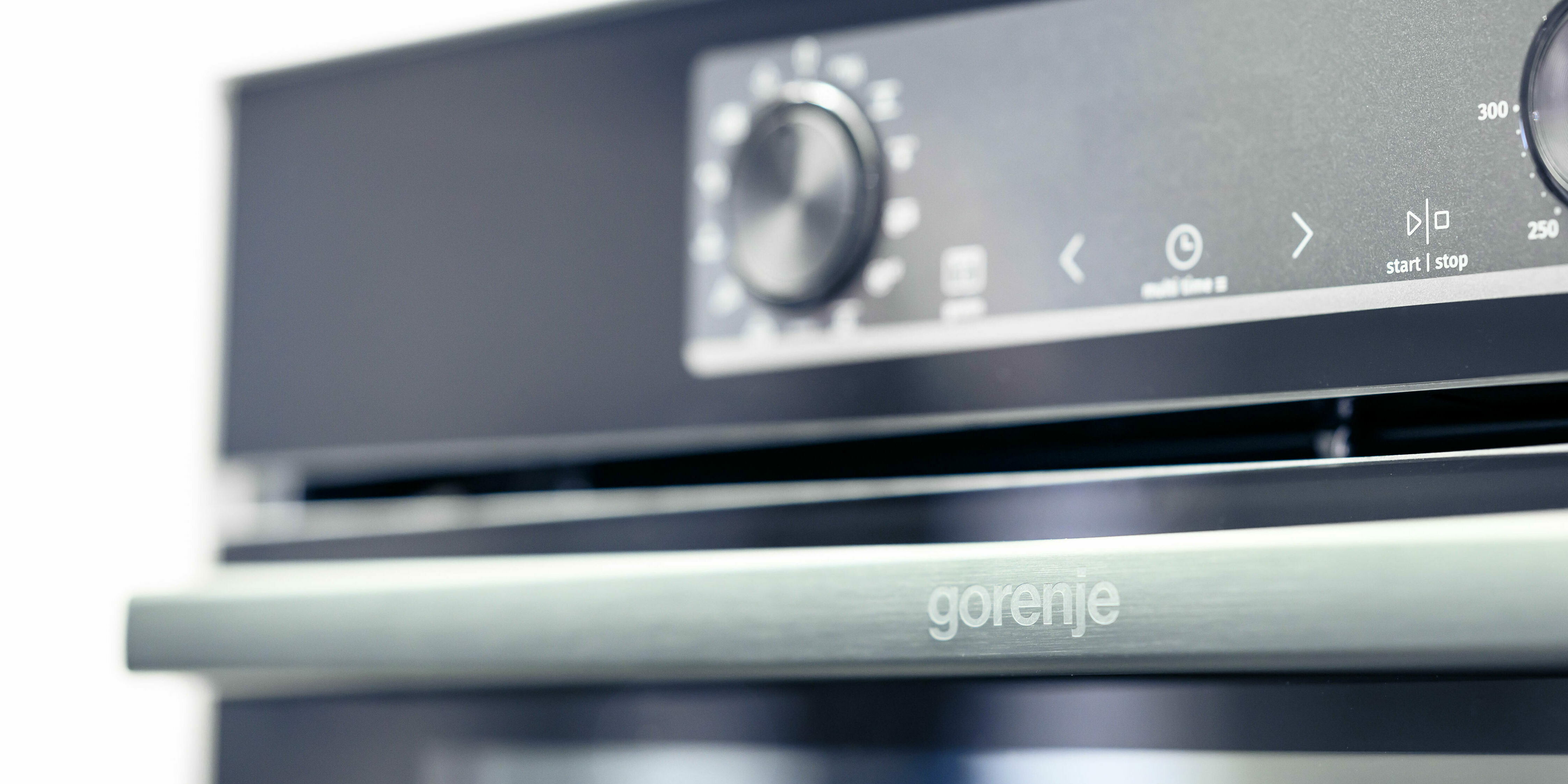 Forno Gorenje chiuso con logo sulla maniglia