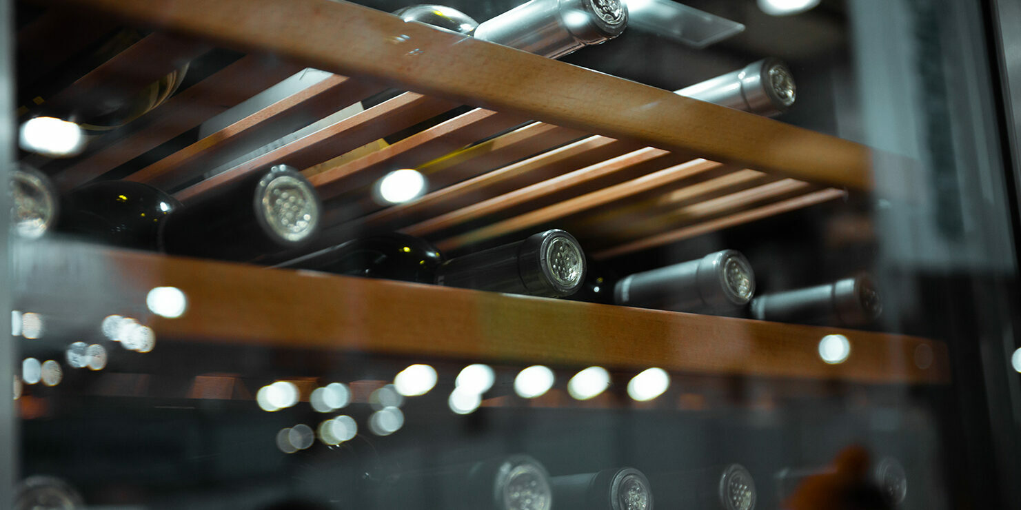 Weinflaschen im Weinkühlschrank