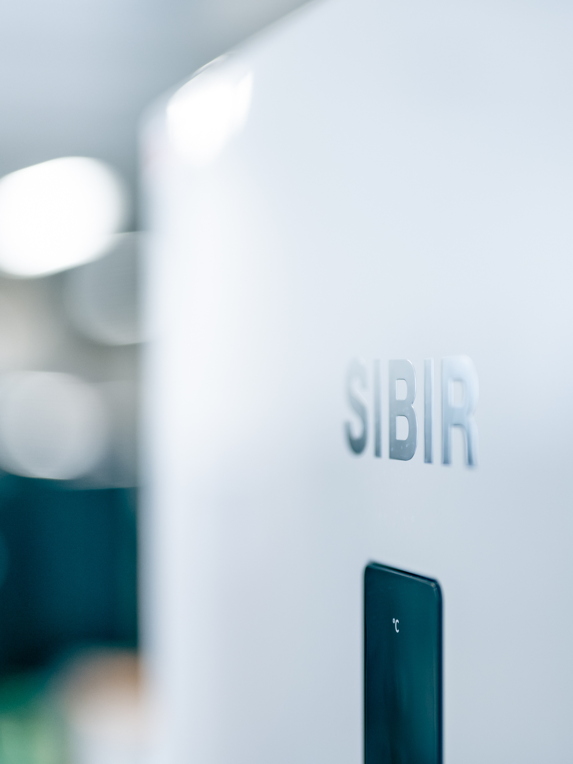 SIBIR Logo auf Front eines Gefrierschranks